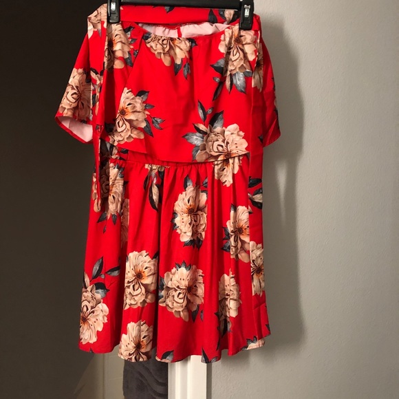 Gorgeous red floral dress - Picture 3 of 3